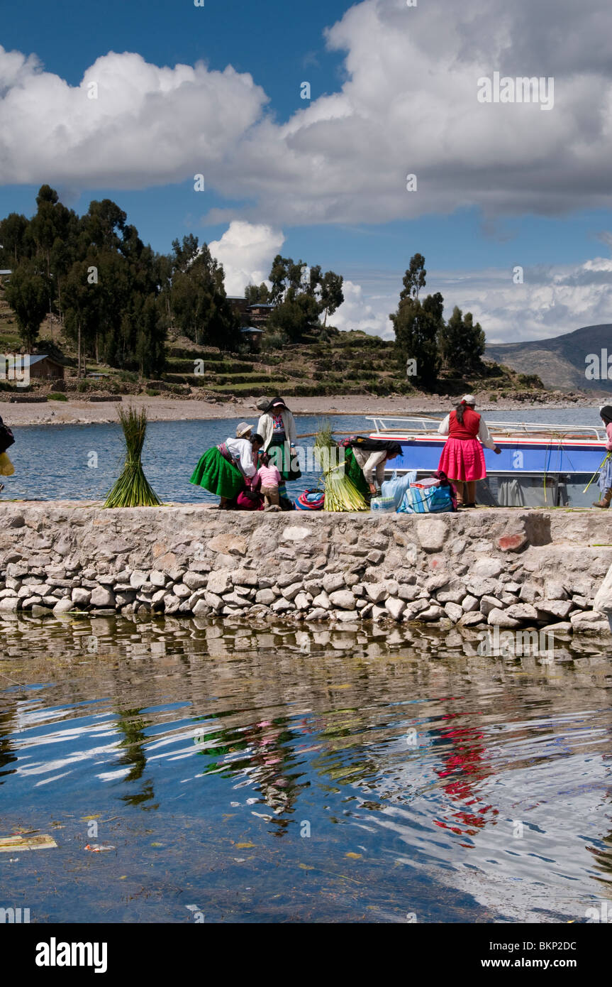 I residenti di Isola Amantani, il lago Titicaca, Perù, barche di scarico Foto Stock