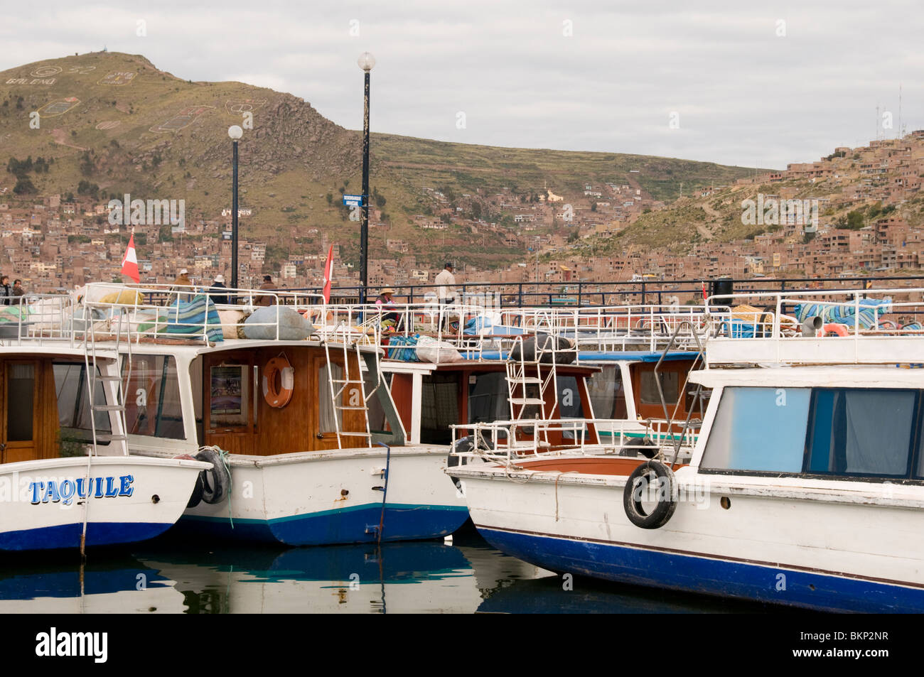 Vista del porto di Puno, il lago Titicaca, Perù Foto Stock