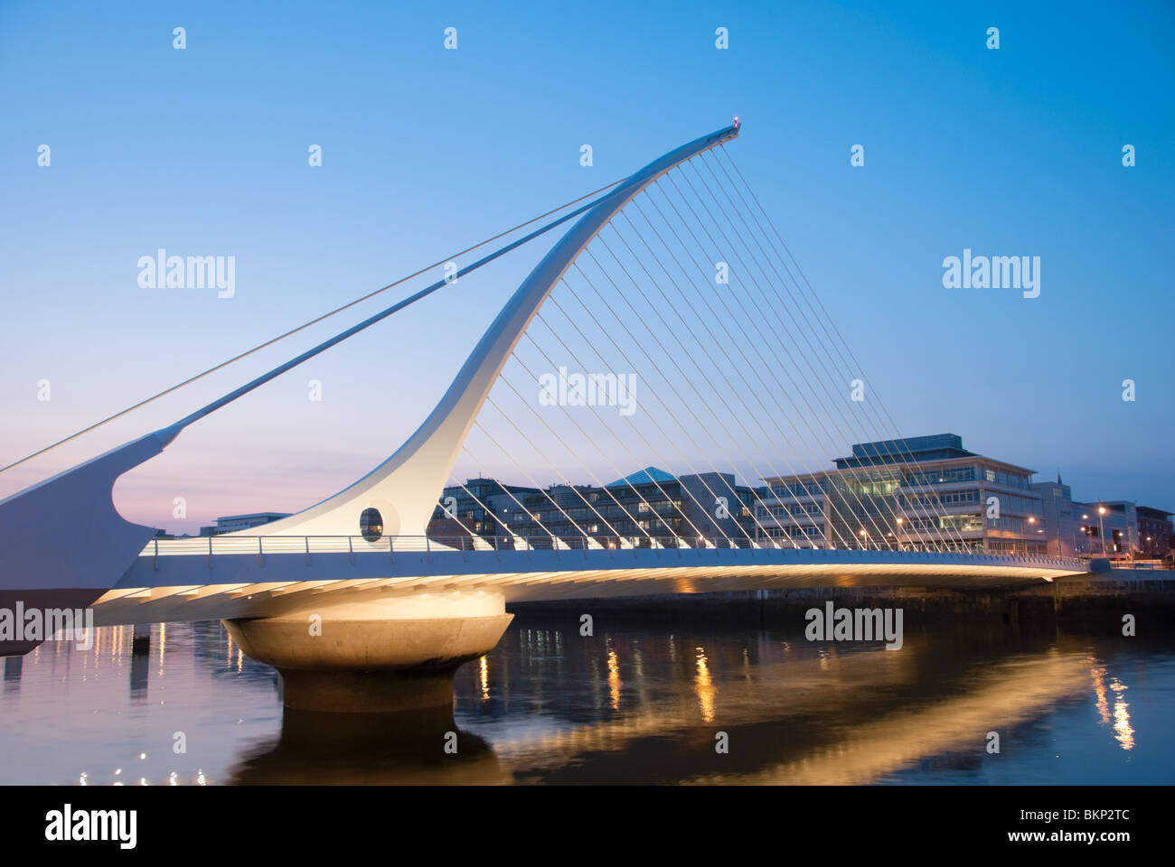 Il Samuel Beckett Bridge di notte. Foto Stock