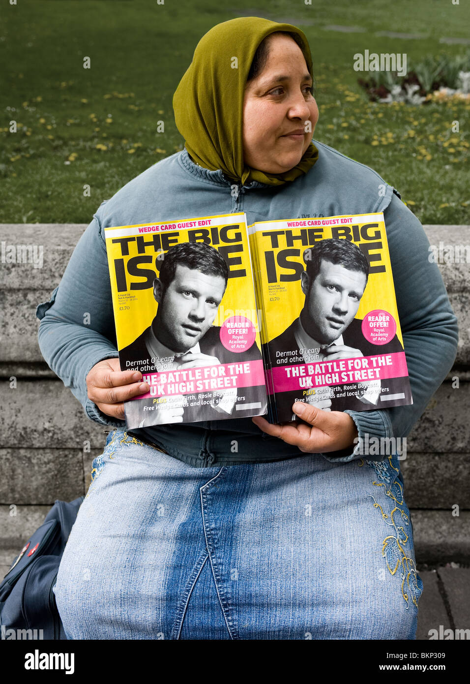 Una donna straniera a vendere il grande problema magazine. Foto di Gordon Scammell Foto Stock