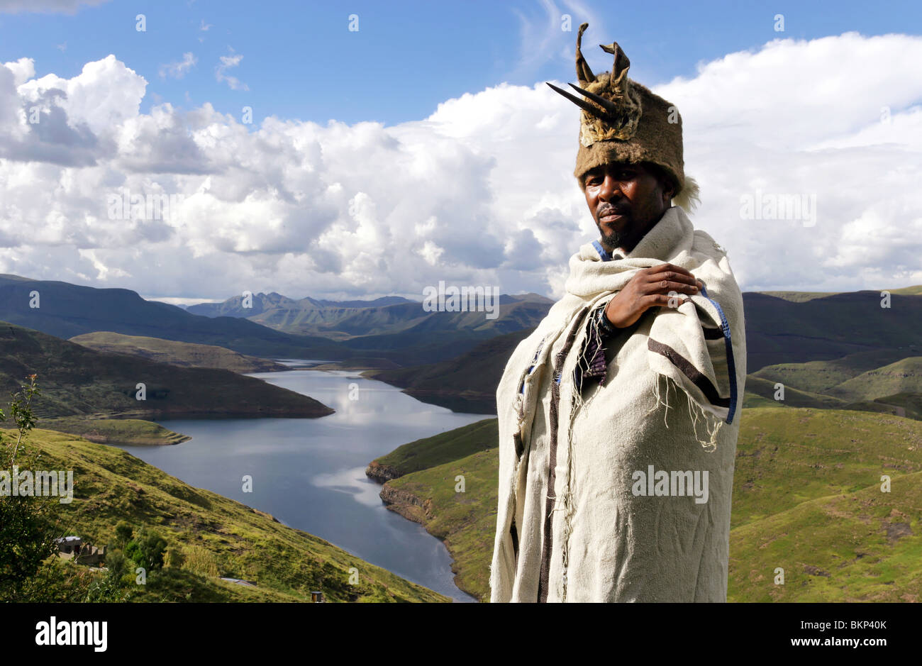 Capo villaggio nella sua medicazione tradizionale sopra la diga di Mohale Lago negli altopiani del Lesotho Foto Stock