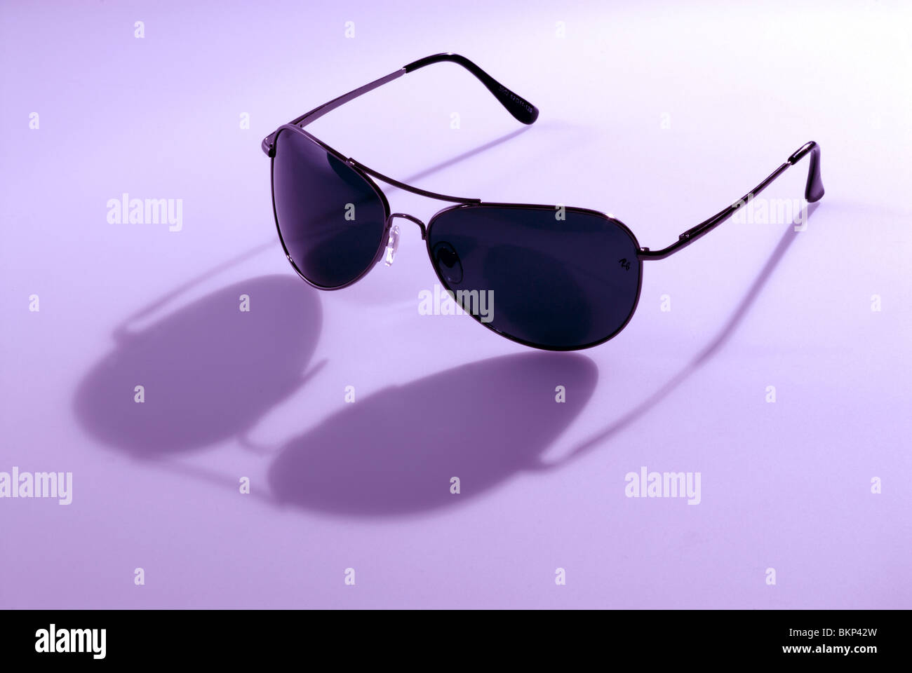Ray-Ban aviator occhiali da sole isolato in studio Foto Stock