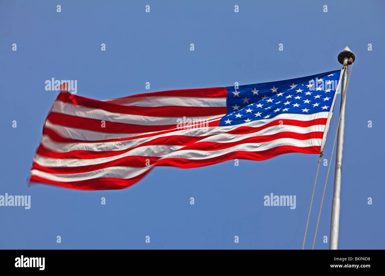Bandiera americana sventolare nel vento Foto Stock