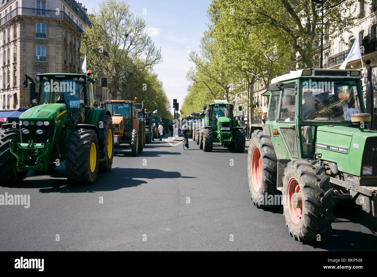 Gli agricoltori francesi hanno spinto centinaia di trattori per le strade di Parigi durante una manifestazione di protesta contro il peggioramento delle condizioni economiche. Foto Stock