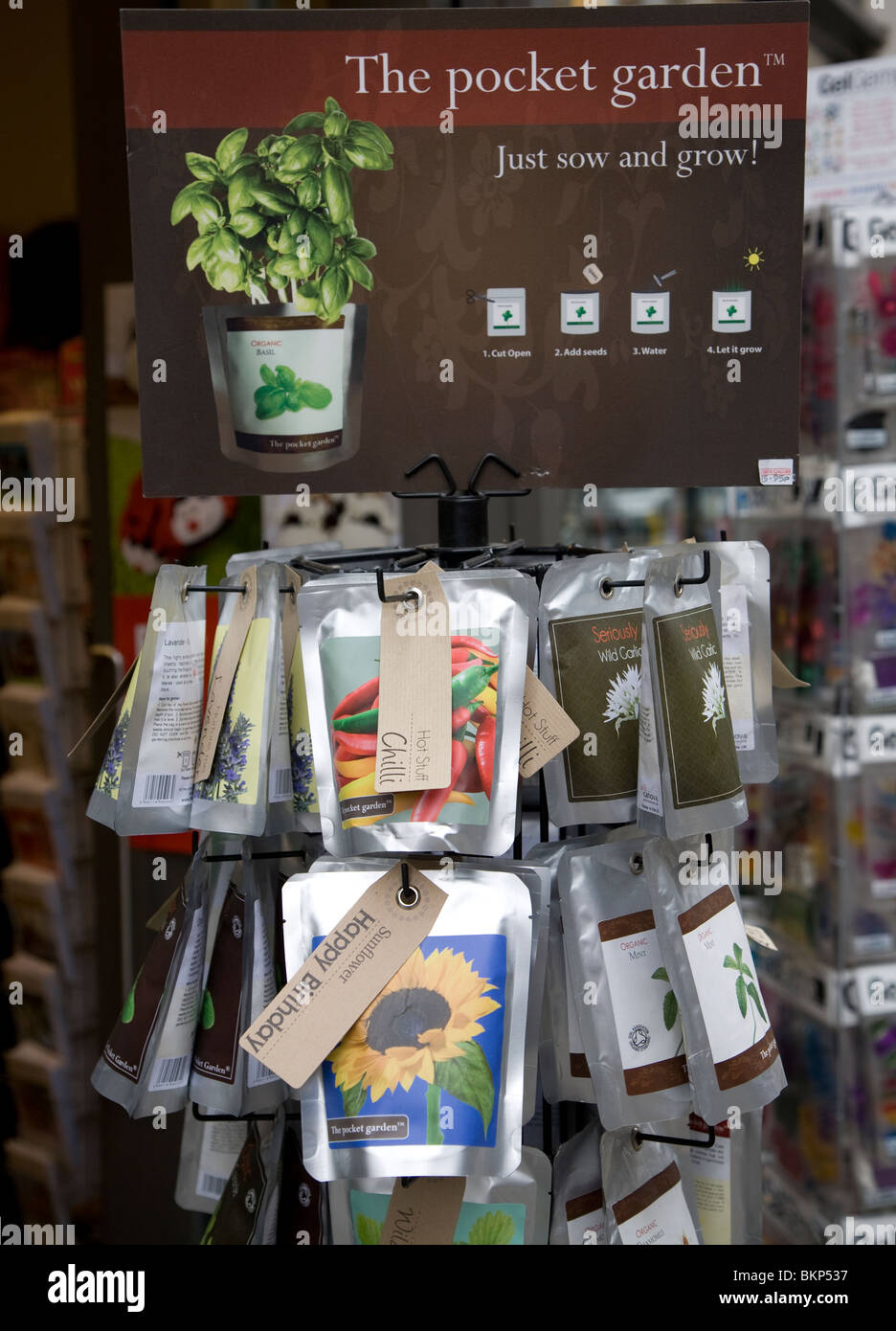 La tasca negozio Giardino visualizzazione dei semi di piante Foto Stock
