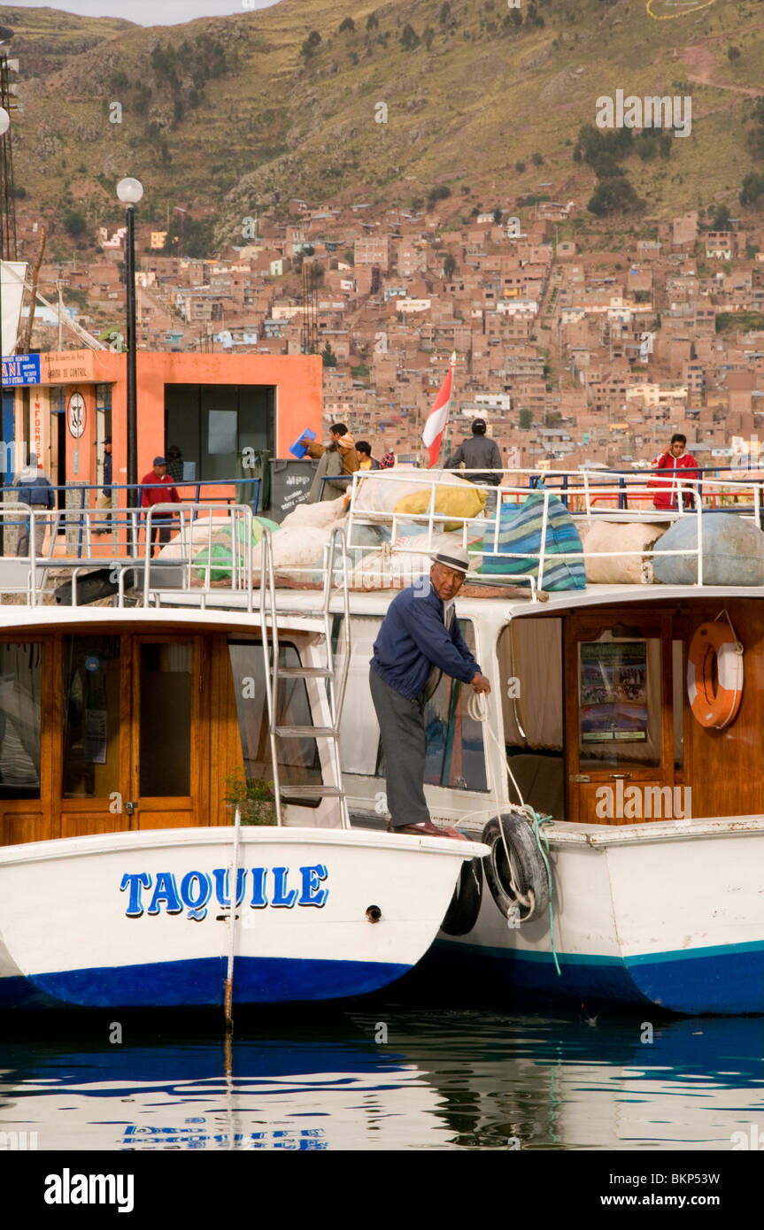 Vista del porto e della città di Puno, il lago Titicaca, Perù Foto Stock