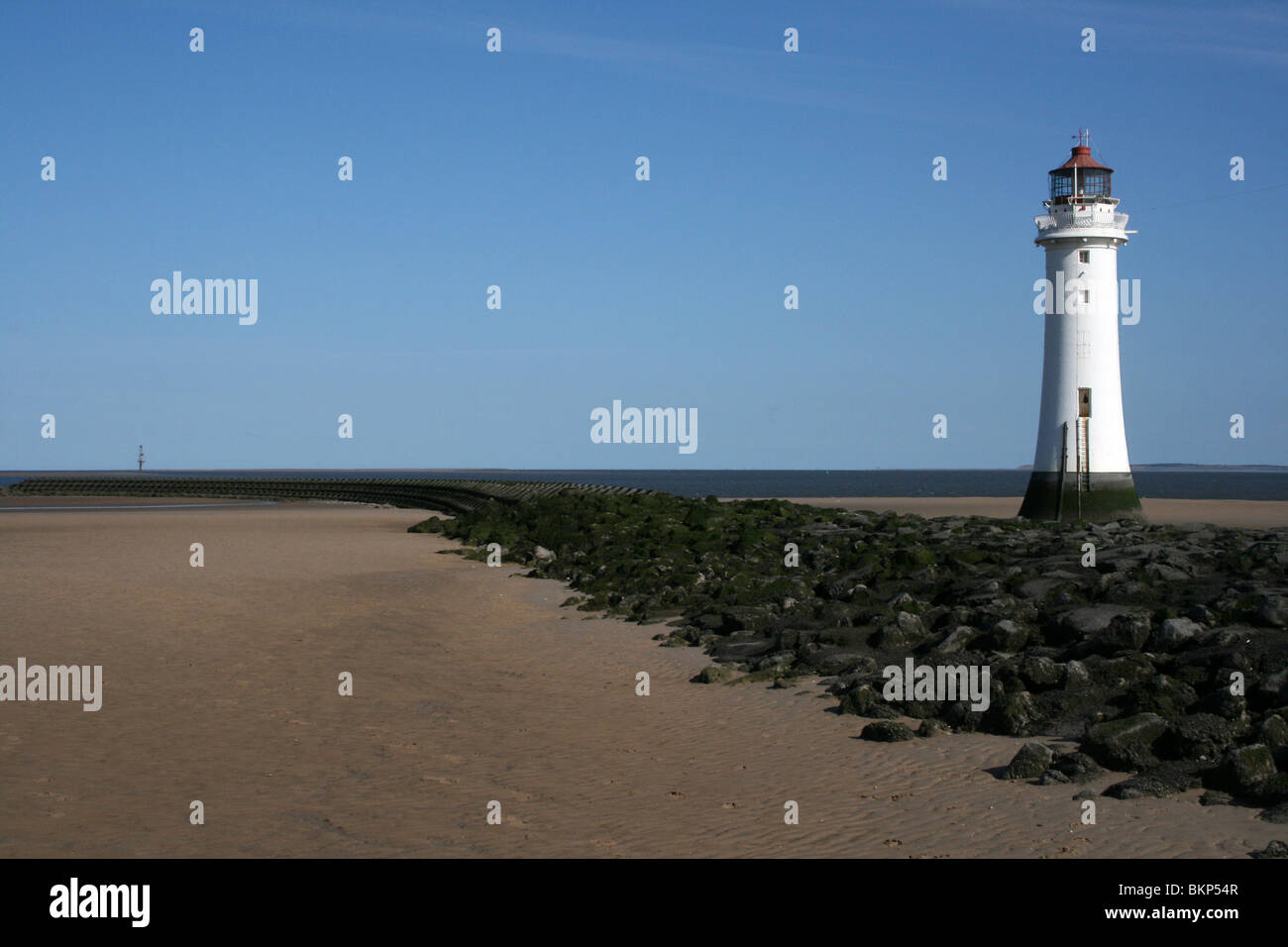 New Brighton Lighthouse accanto al mare di difesa, Groyne Wallasey, Wirral, Merseyside, Regno Unito Foto Stock