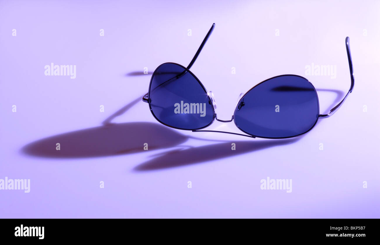 Ray-Ban aviator occhiali da sole isolato in studio Foto Stock