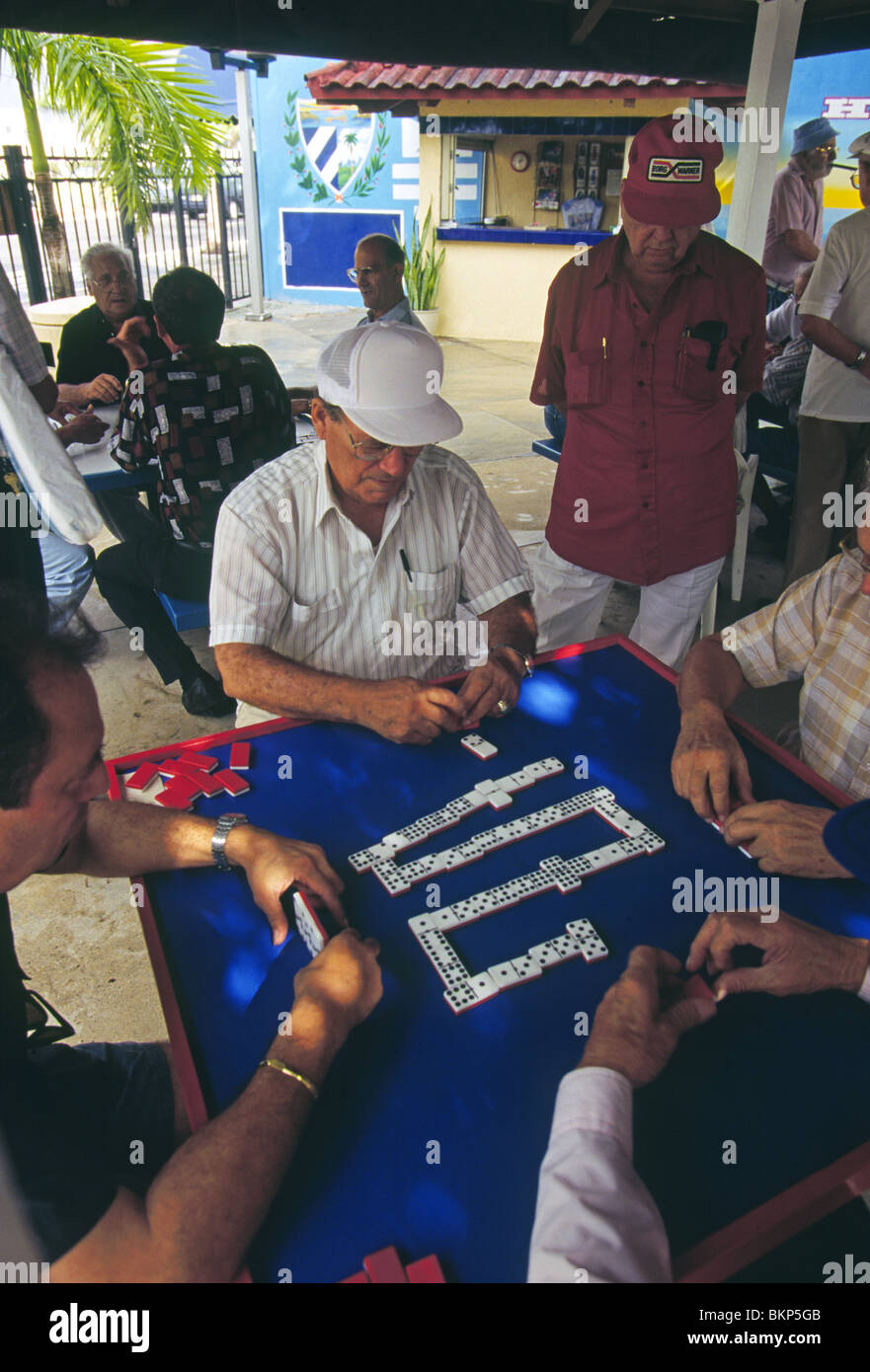 Anziani cubani, uomini GIOCA Domino in un parco pubblico di Little Havana Miami, Florida Foto Stock