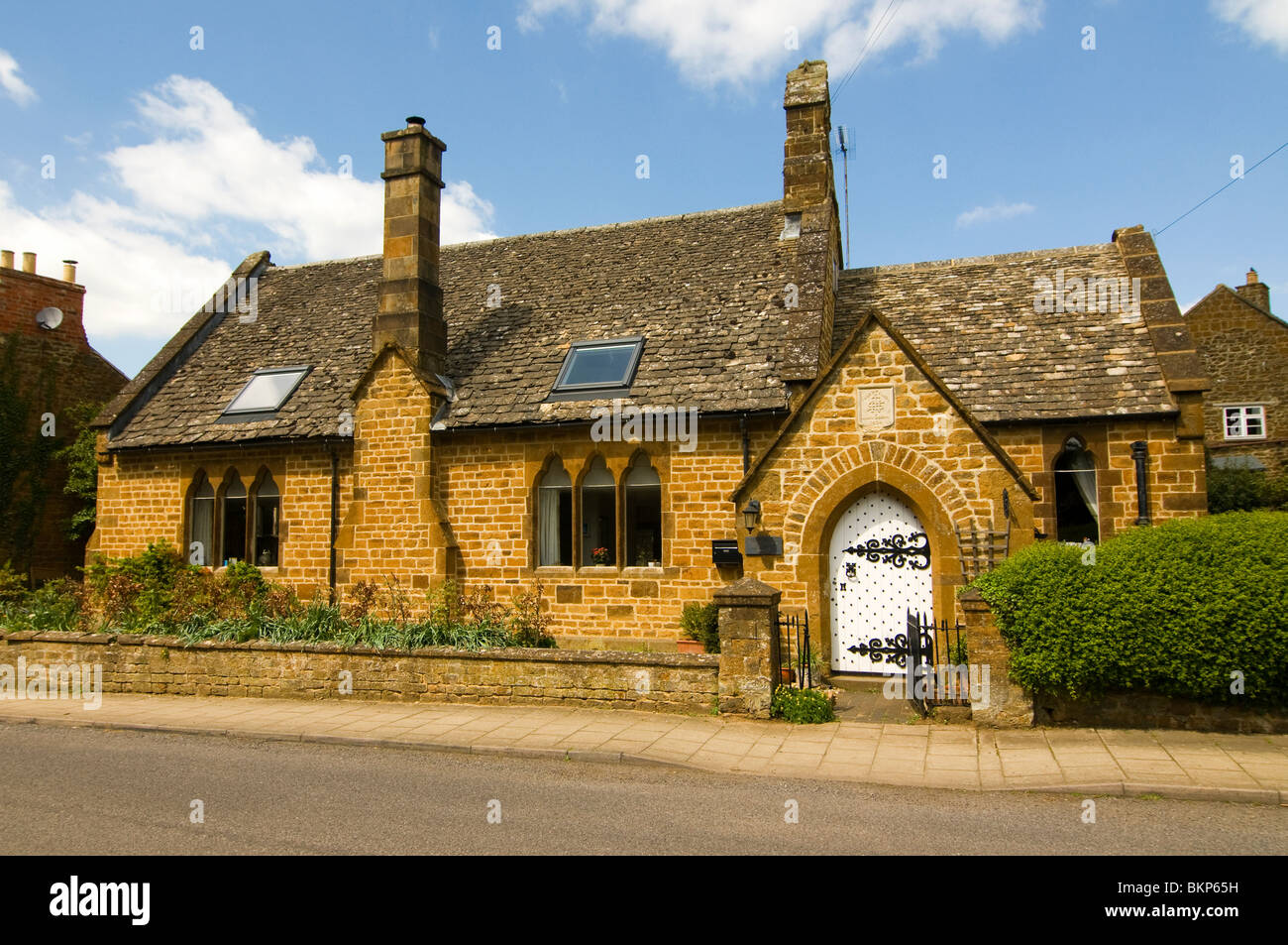 Un restaurato Almshouse in Adderbury, Oxfordshire, ora un cottage residenziale. Foto Stock