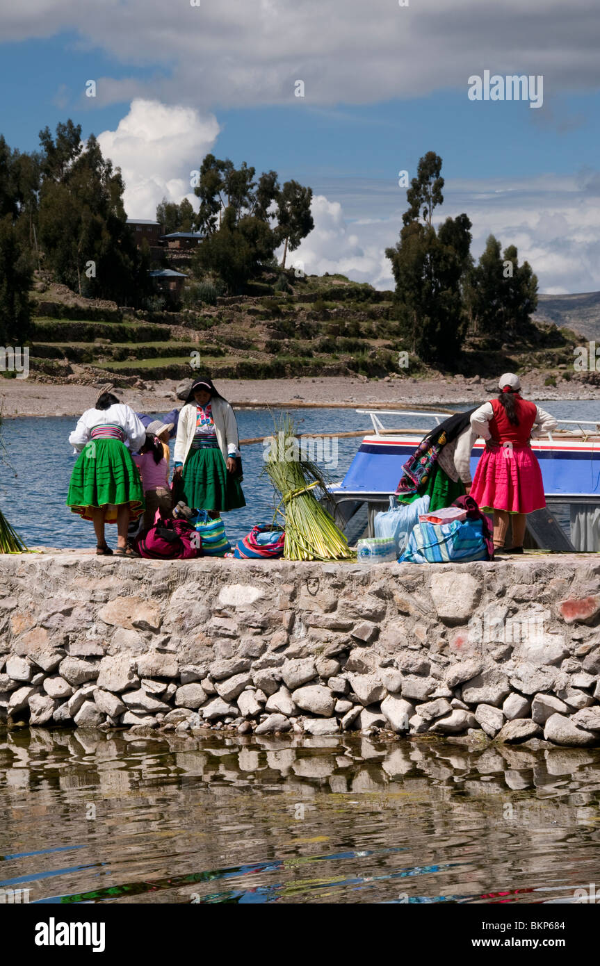 I residenti di Isola Amantani, il lago Titicaca, Perù, barche di scarico Foto Stock