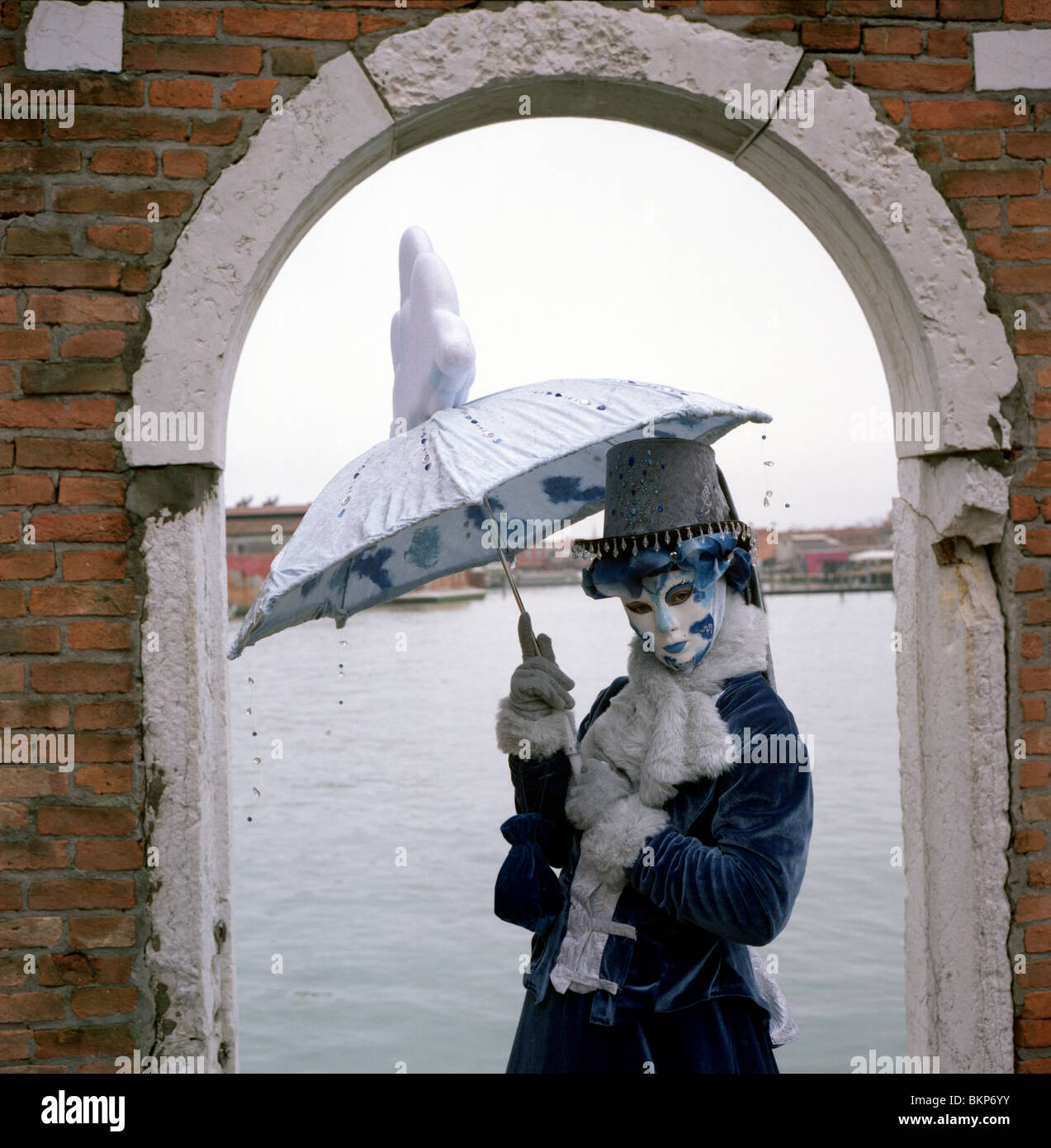 Un costume di pioggia durante il Carnevale veneziano. Foto Stock
