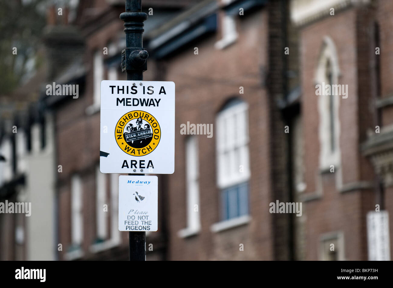 Un Neighborhood Watch segno su un post. Foto di Gordon Scammell Foto Stock