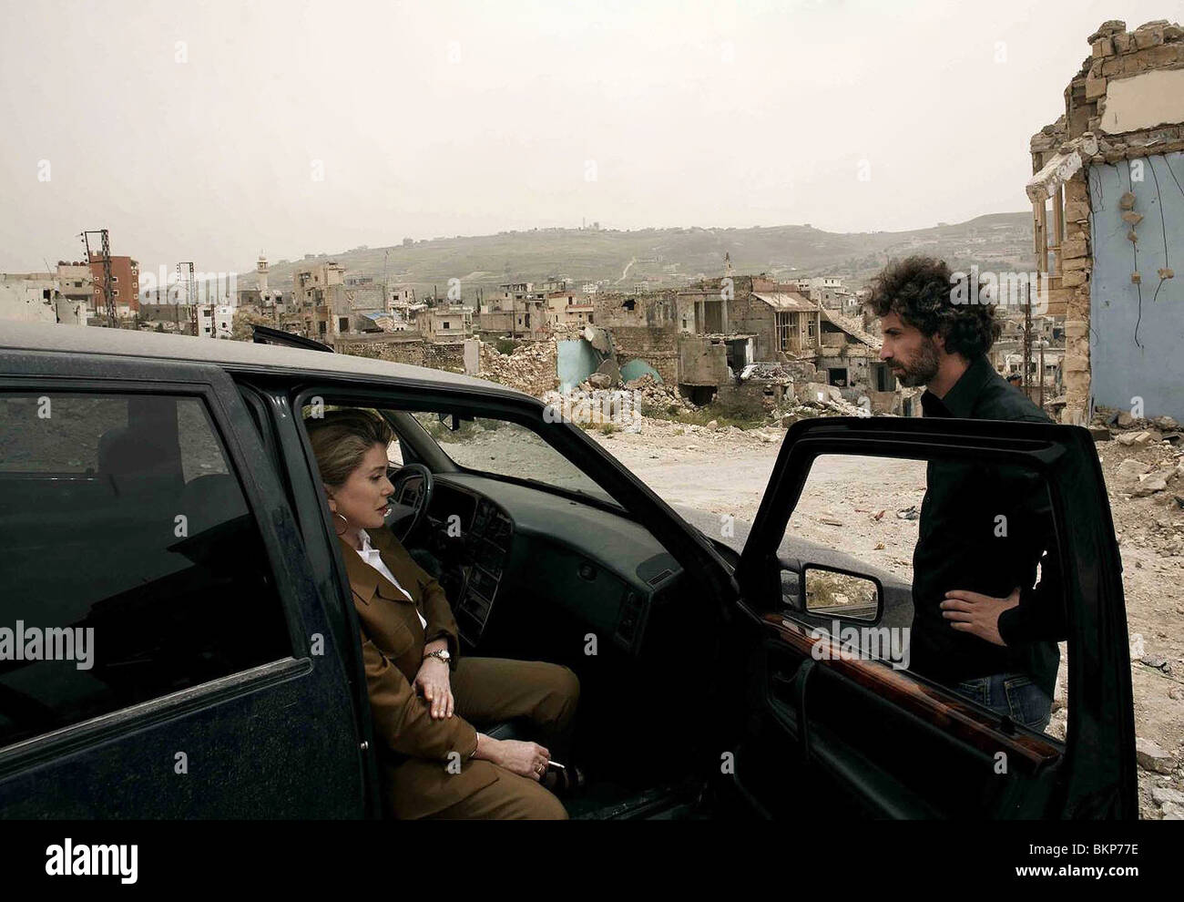 JE VEUX VOIR (2008) VOGLIO VEDERE (ALT) RABIH MROUE, Catherine Deneuve Joana Hadjithomas (DIR) JEVE 001 Foto Stock