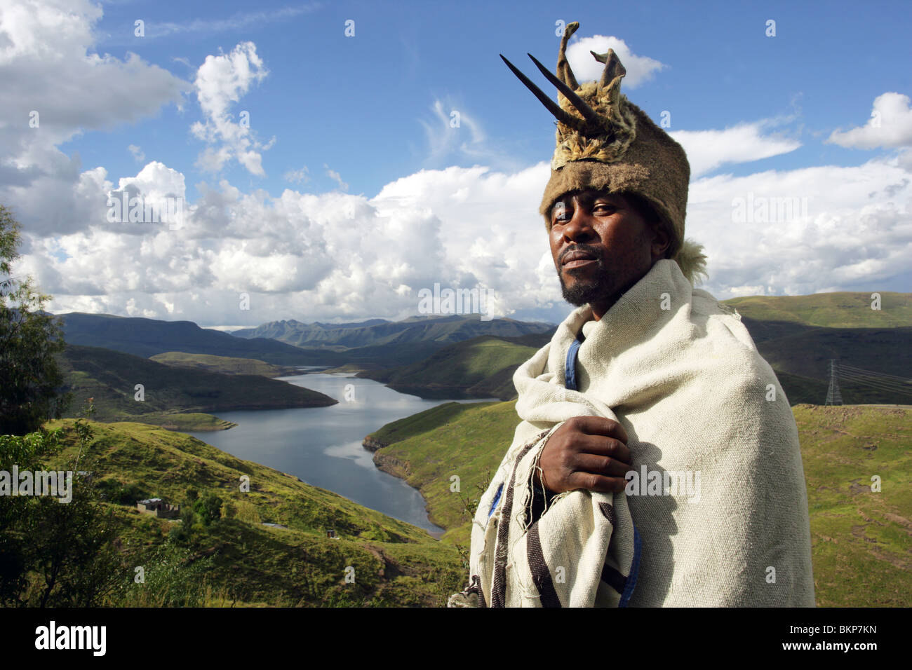 Capo villaggio nella sua medicazione tradizionale sopra la diga di Mohale Lago negli altopiani del Lesotho Foto Stock