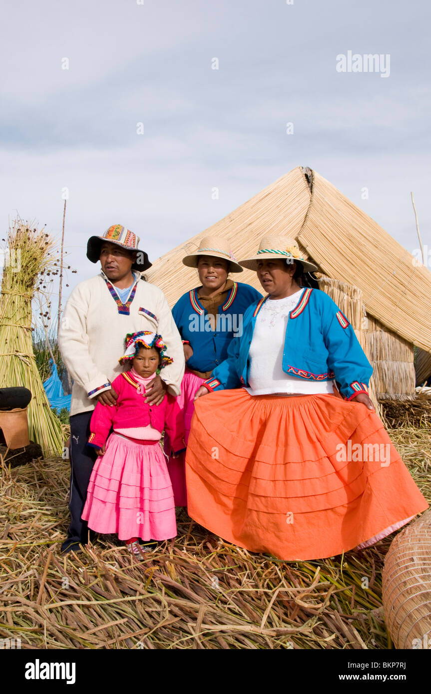 Famiglia peruviana vivono su Uros isole galleggianti, il lago Titicaca, Perù Foto Stock