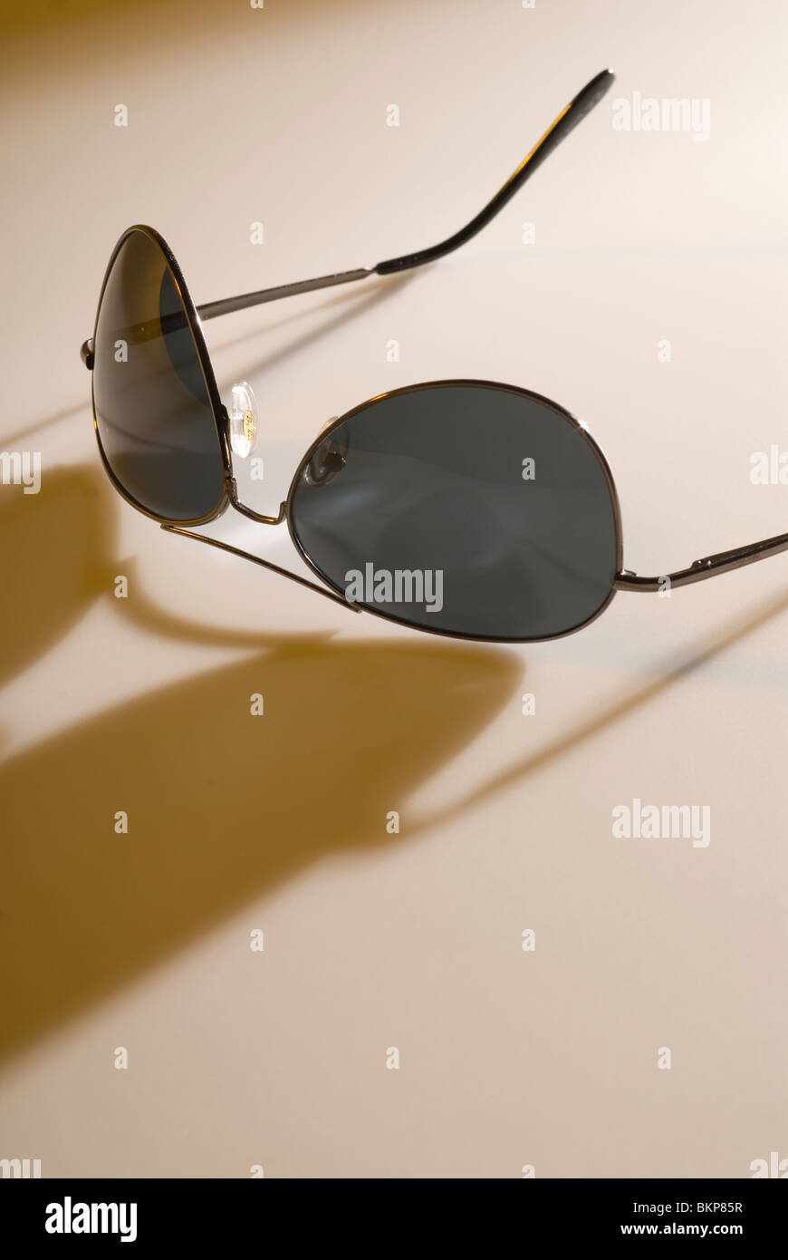 Ray-Ban aviator occhiali da sole isolato in studio Foto Stock