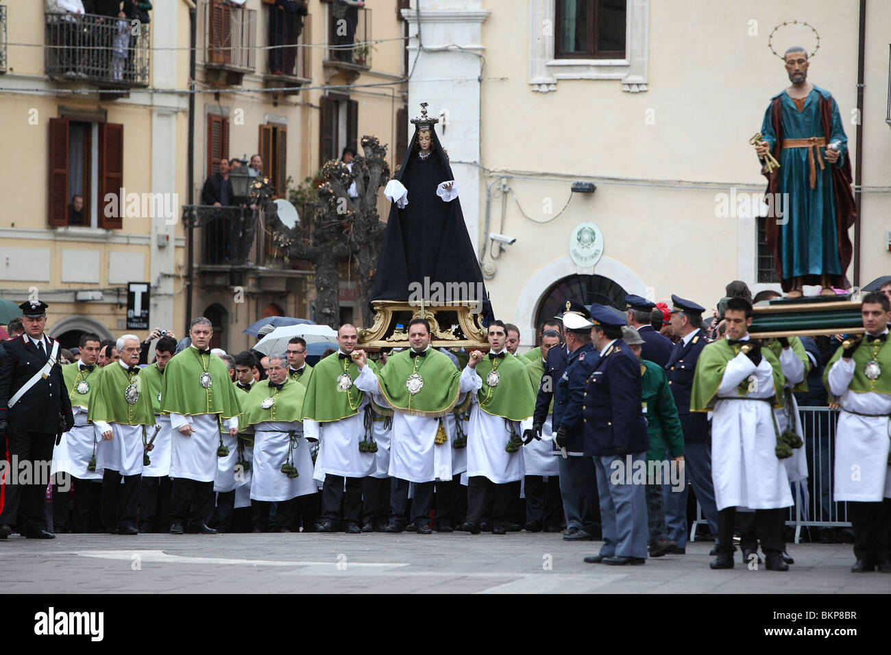 La statua della Madonna Nera viene effettuata attraverso la Piazza Garibaldi a Sulmona, Abruzzo, Italia Foto Stock