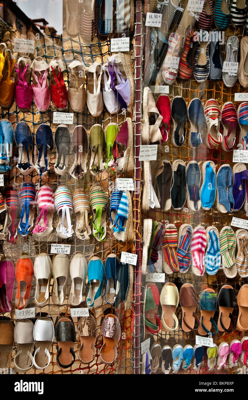 " Espadrilles " di corda sandali con suole, alpargatas (in spagnolo) nella vetrina di un negozio in Calle de Toledo, Madrid, Spagna Foto Stock