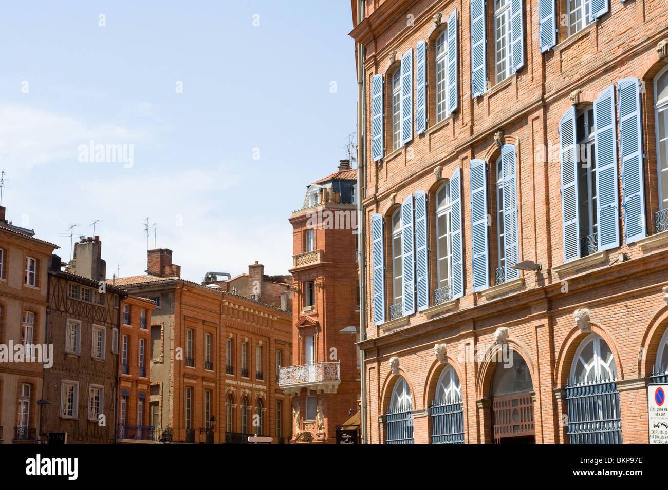 Bella Rosa colorata architettura classica in Rue Riguepels Toulouse Haute Garonne Midi-Pirenei Francia Foto Stock