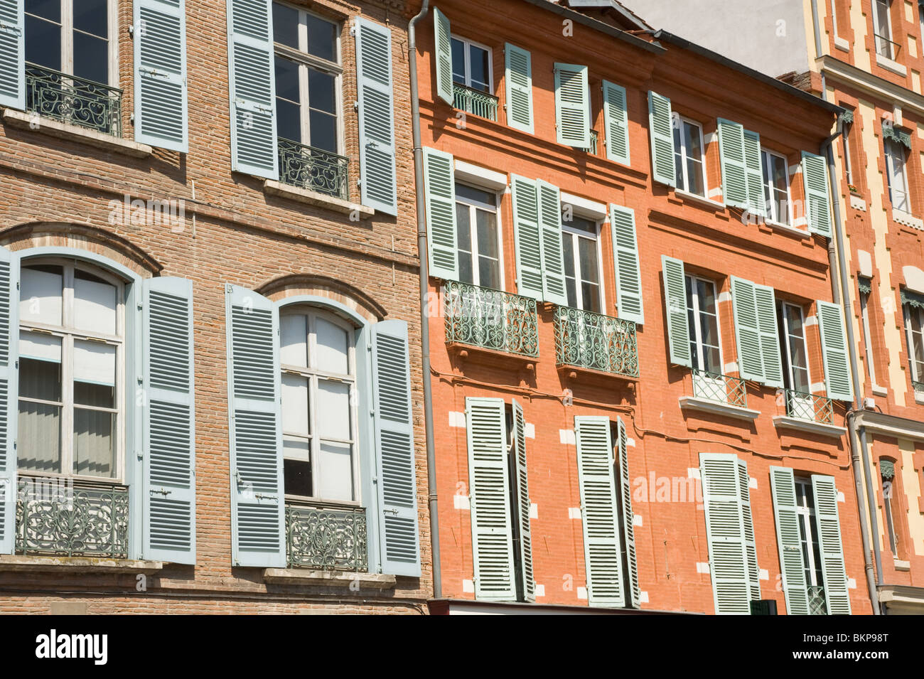 Bella Rosa colorata architettura classica in Rue Riguepels Toulouse Haute Garonne Midi-Pirenei Francia Foto Stock