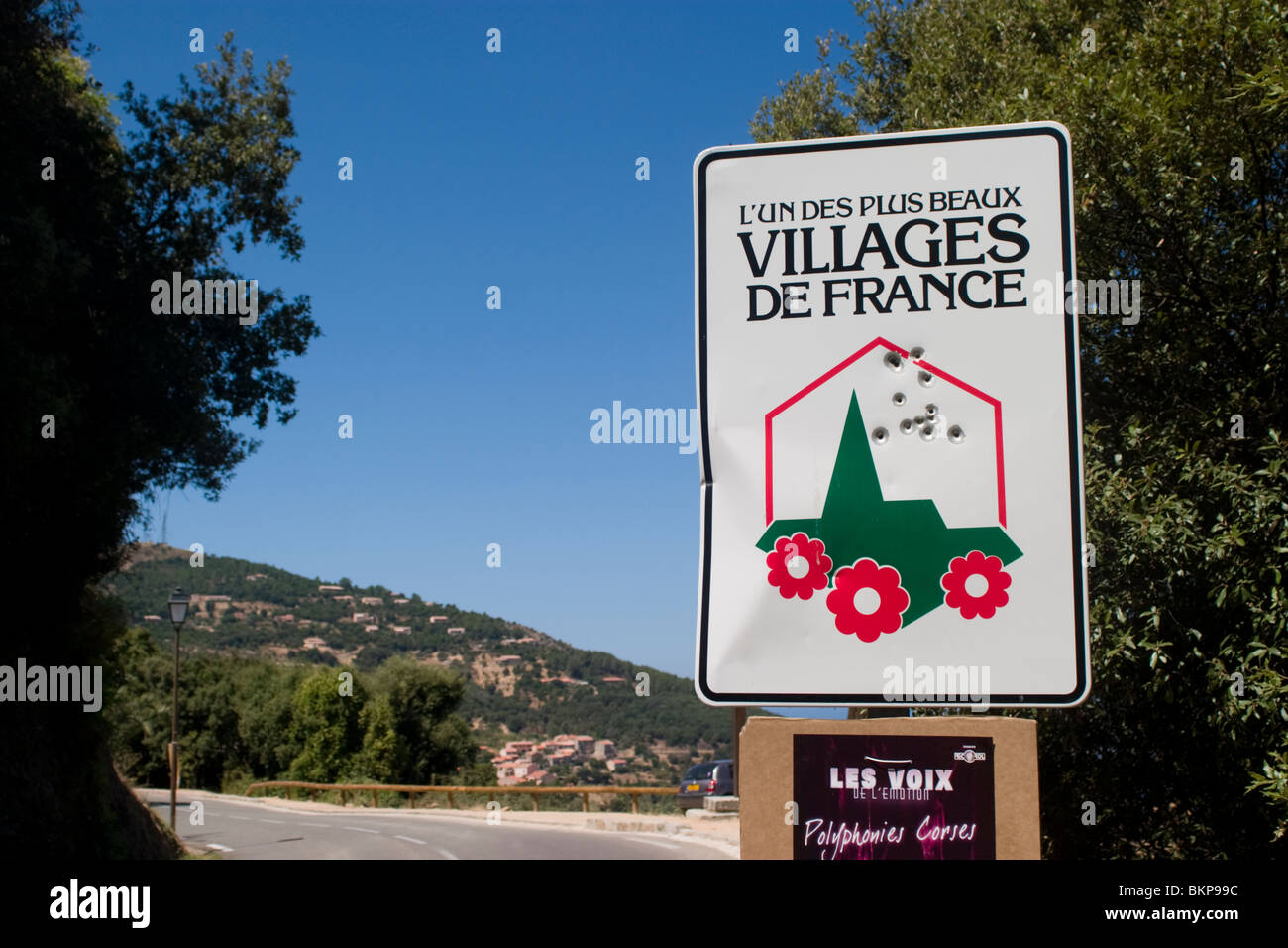 Il governo francese cartello turistico con fori di proiettile, Corsica Foto Stock