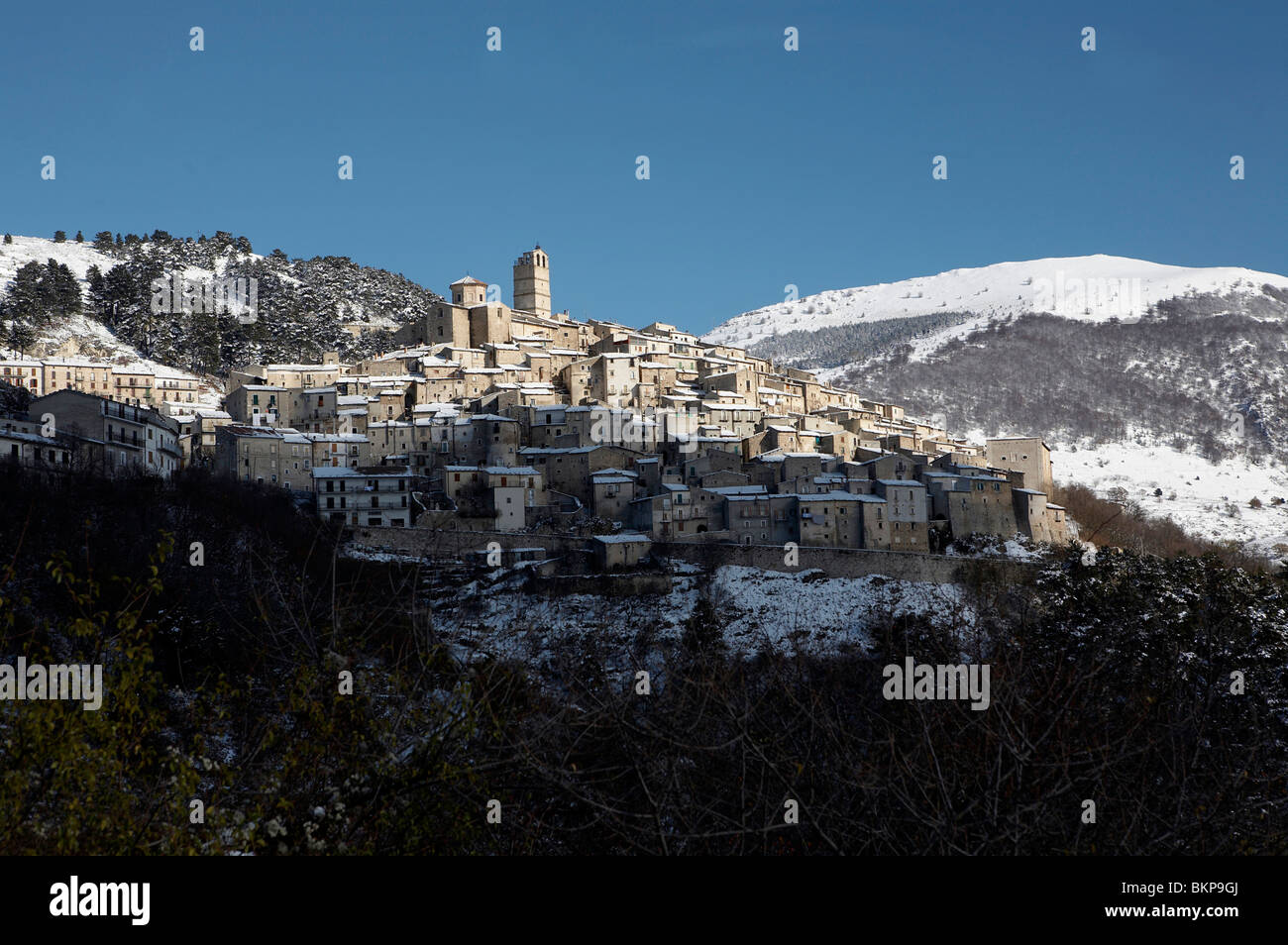 Una vista della città di Castel del Monte in Abruzzo, Italia Foto Stock