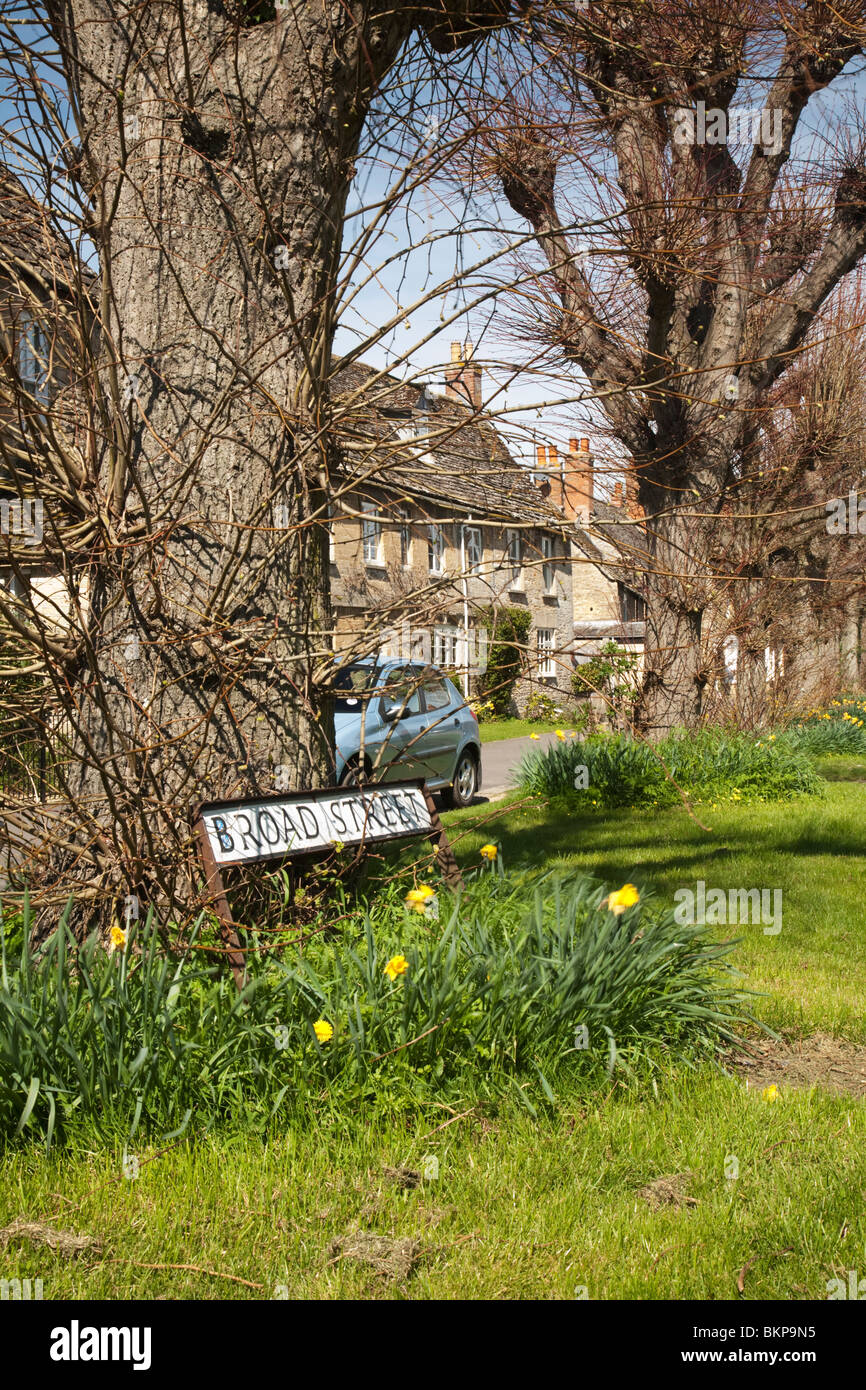 Ampia strada segno sulla molla orlo nel villaggio Costwold di Bampton, Oxfordshire, Regno Unito Foto Stock