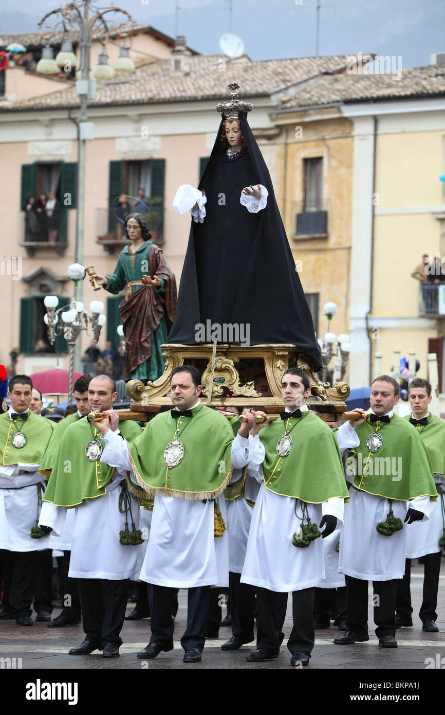 La statua della Madonna Nera viene effettuata attraverso la Piazza Garibaldi a Sulmona, Abruzzo, Italia Foto Stock