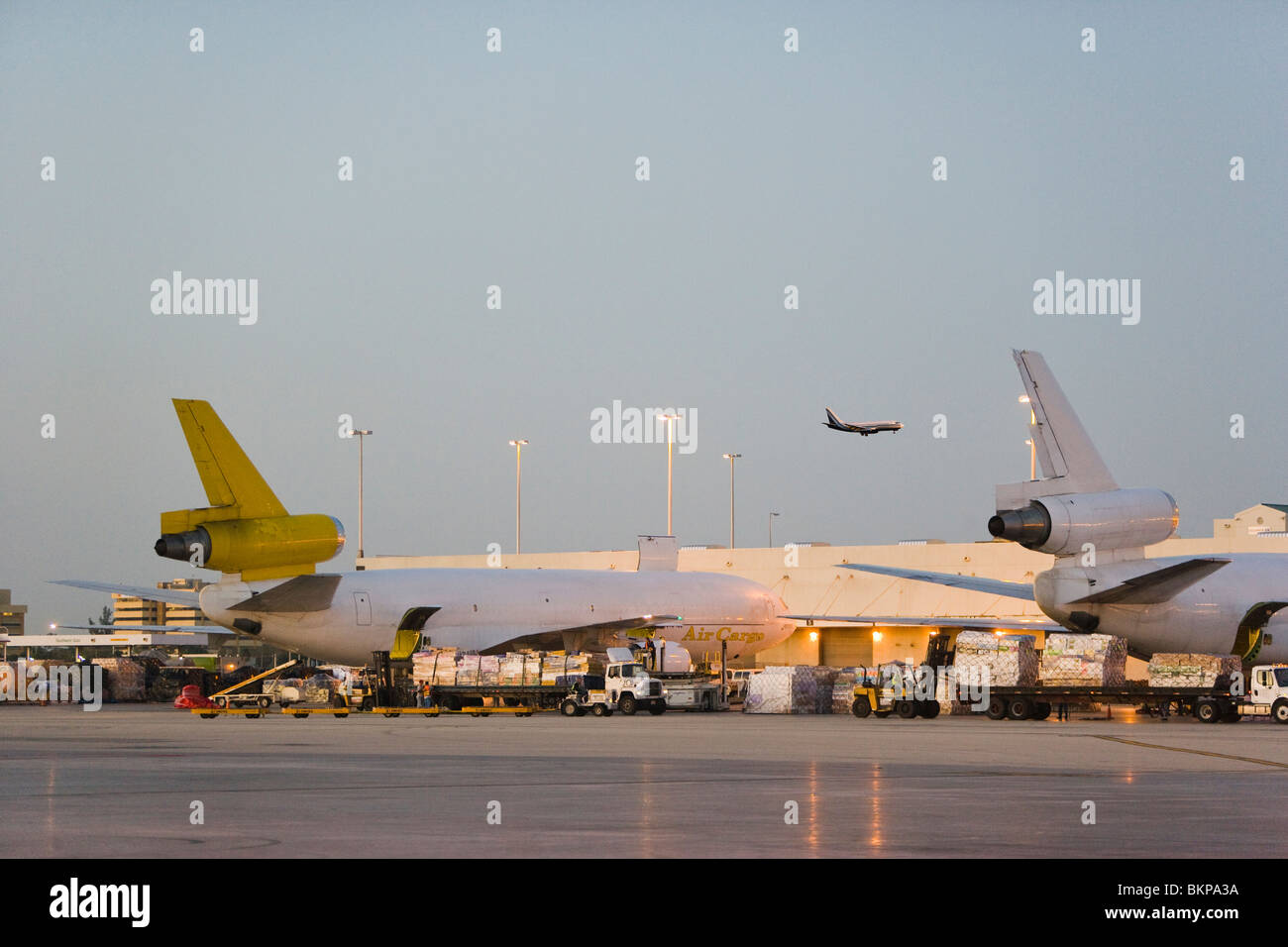Piano di carico essendo caricati a sunrise, dall'Aeroporto di Miami, Florida USA Foto Stock