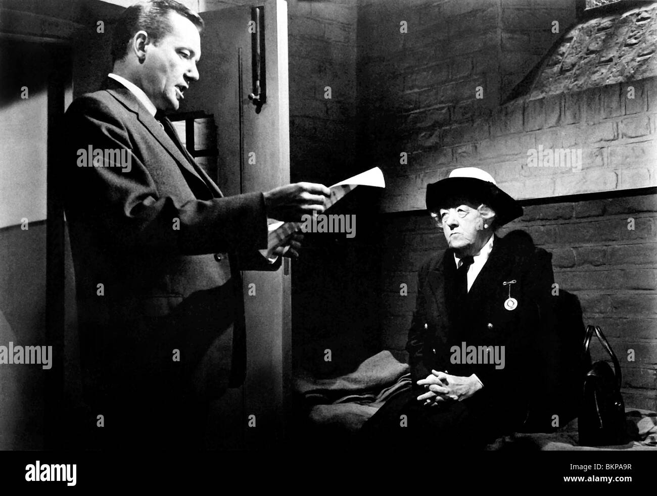 Omicidio AHOY (1964) MARGARET RUTHERFORD, CHARLES TINGWELL, GEORGE POLLOCK (DIR) MAHY 001 FOH Foto Stock