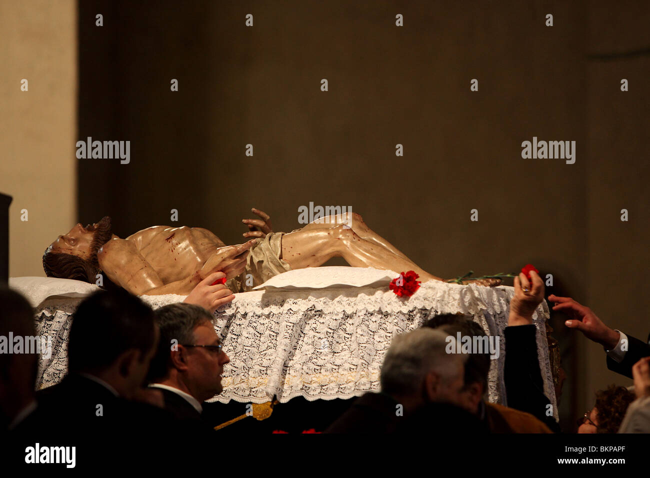 Il corpo di Gesù si trova nella chiesa di Santa Maria della Tomba di Sulmona il Venerdì Santo Foto Stock