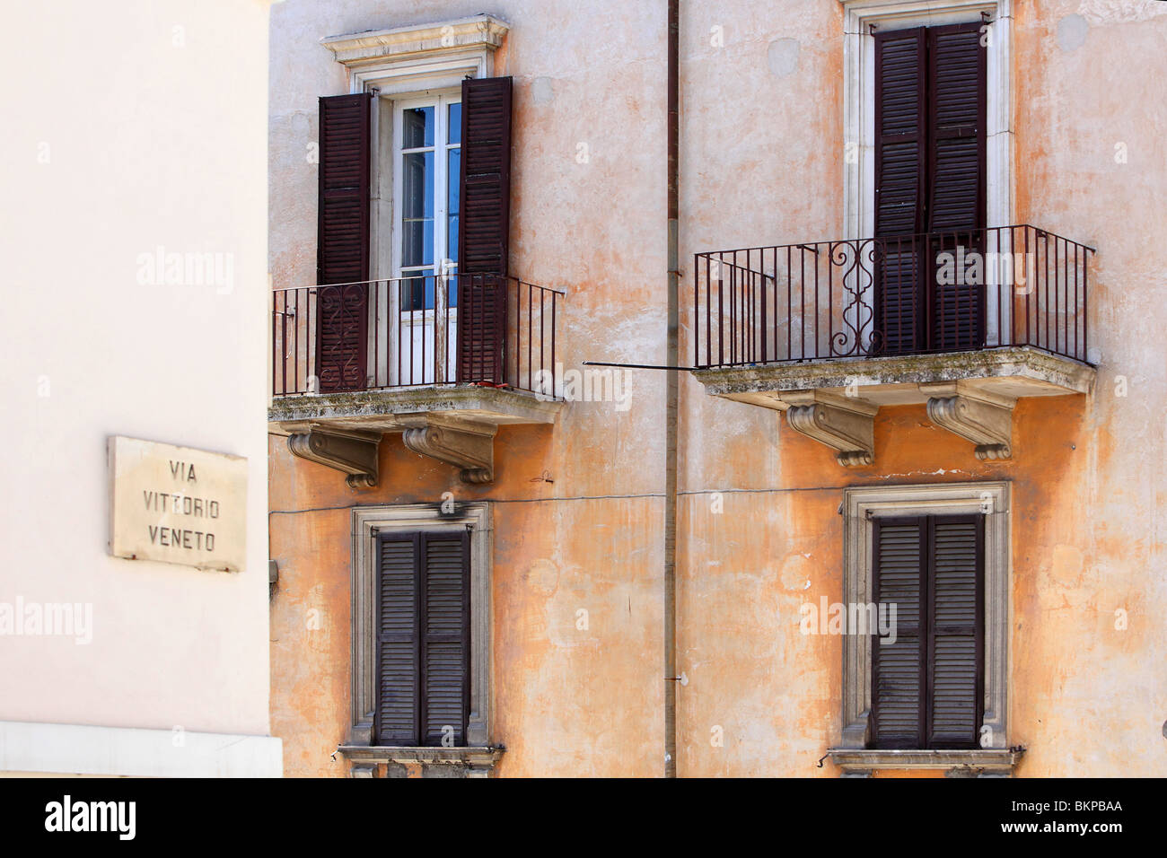 Una casa di fronte su Via Vittorio Veneto, di Laquila, Abruzzo, Italia. Italia case italiane Foto Stock