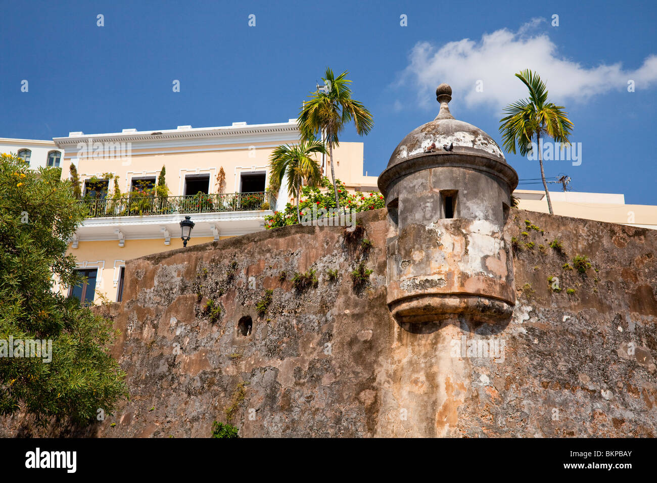 Le mura della città vecchia con garitta a San Juan, Puerto Rico, West Indies. Foto Stock