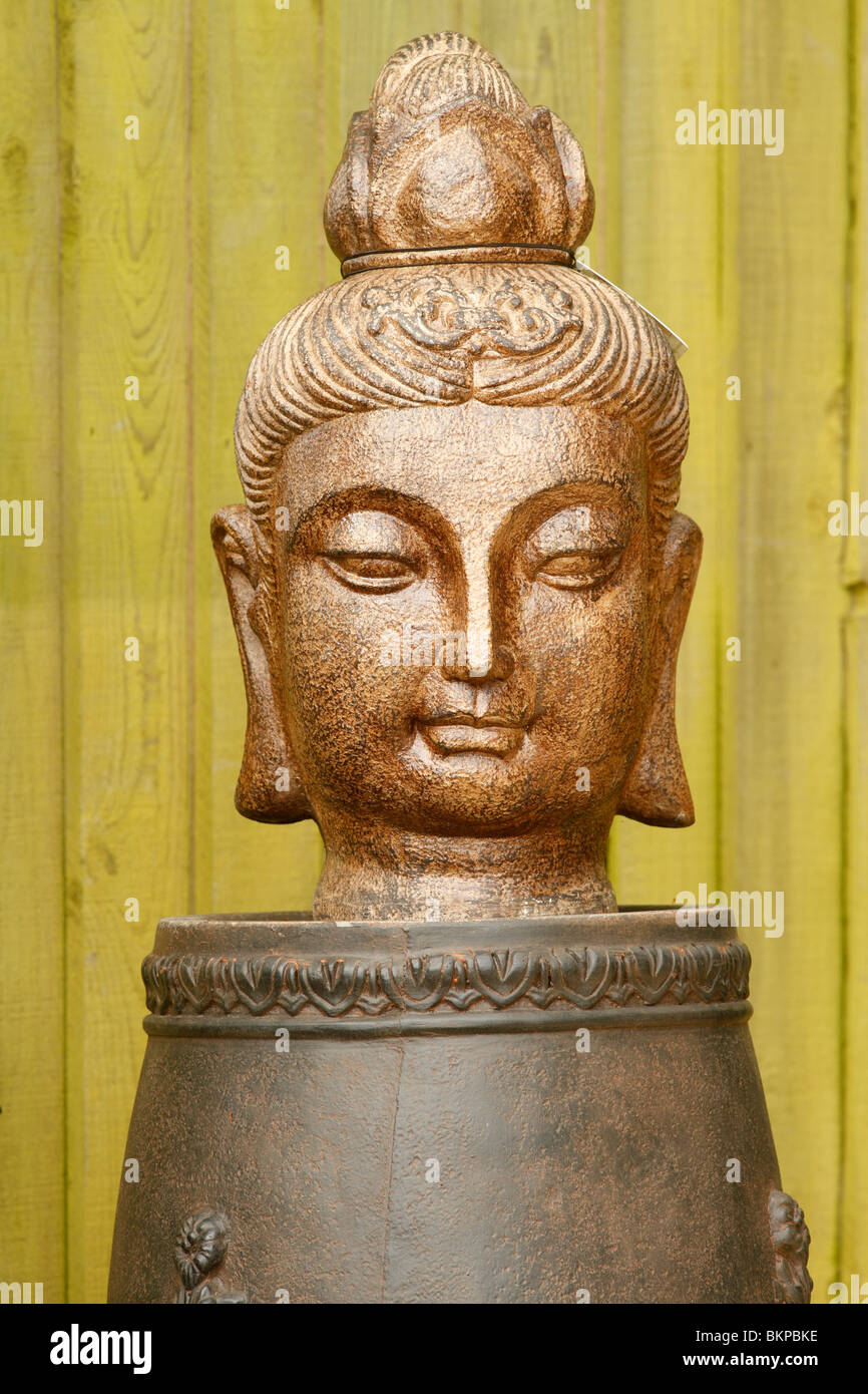 Statue di Buddha Haru plinto di bronzo, faccia Ornamento da giardino Foto Stock