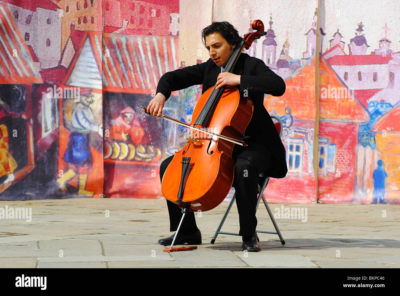 Il violoncellista di eseguire su una strada di Venezia, Italia Foto Stock
