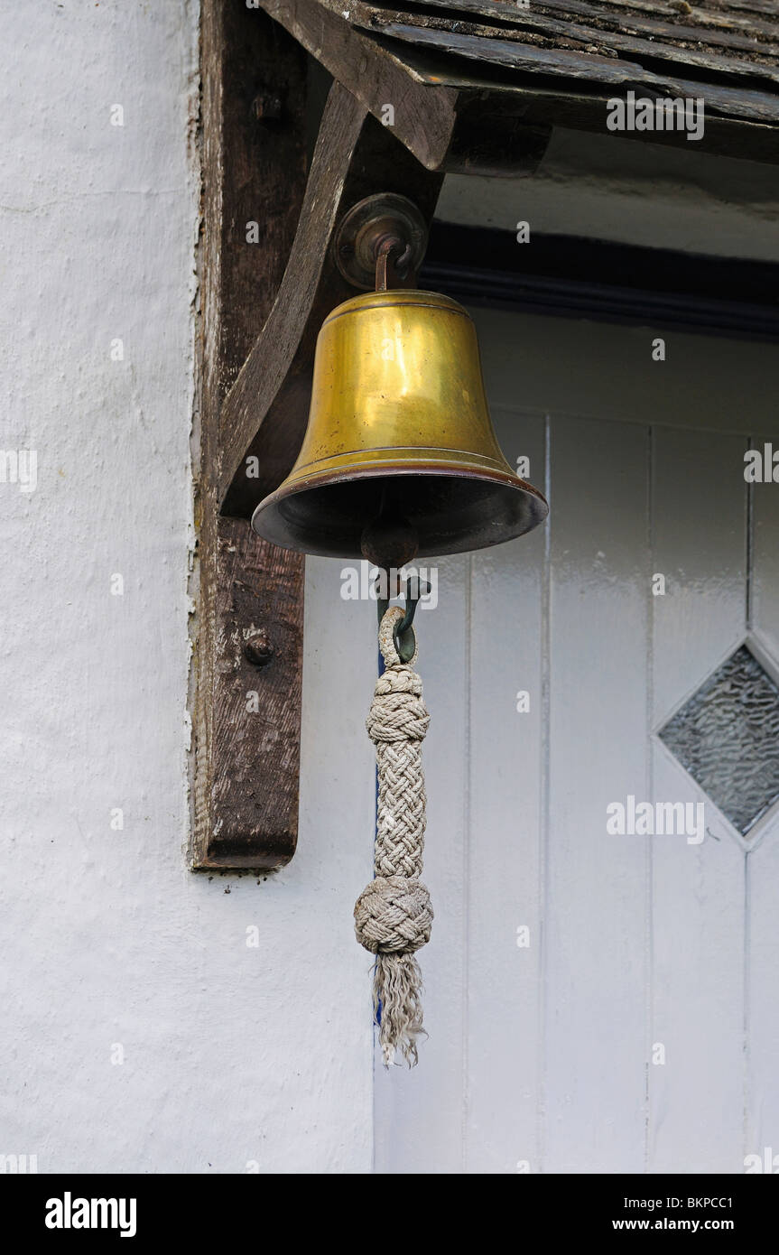 Una campana di ottone campanello su un cottage nel Somerset, Regno Unito Foto Stock