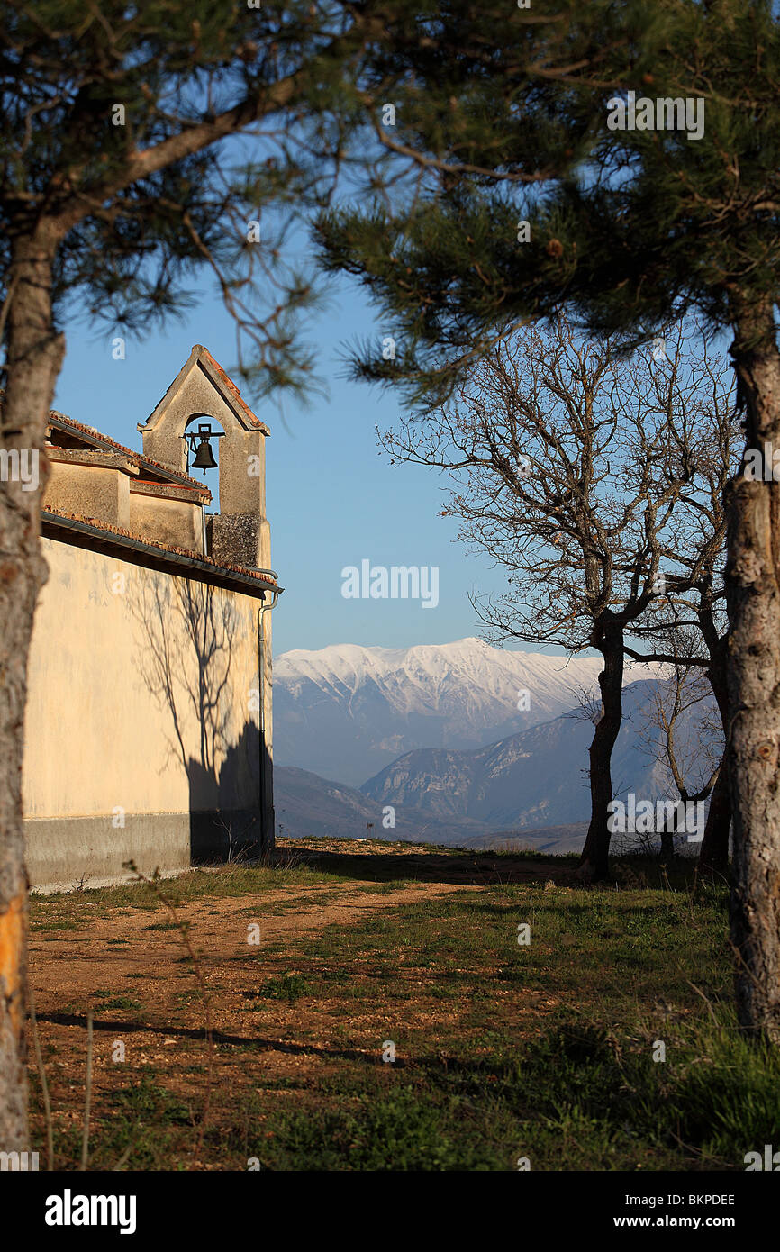 Una vista dalla motivazione della chiesa di Saint Pancreas, Carapelle Calvisio, Abruzzo Foto Stock