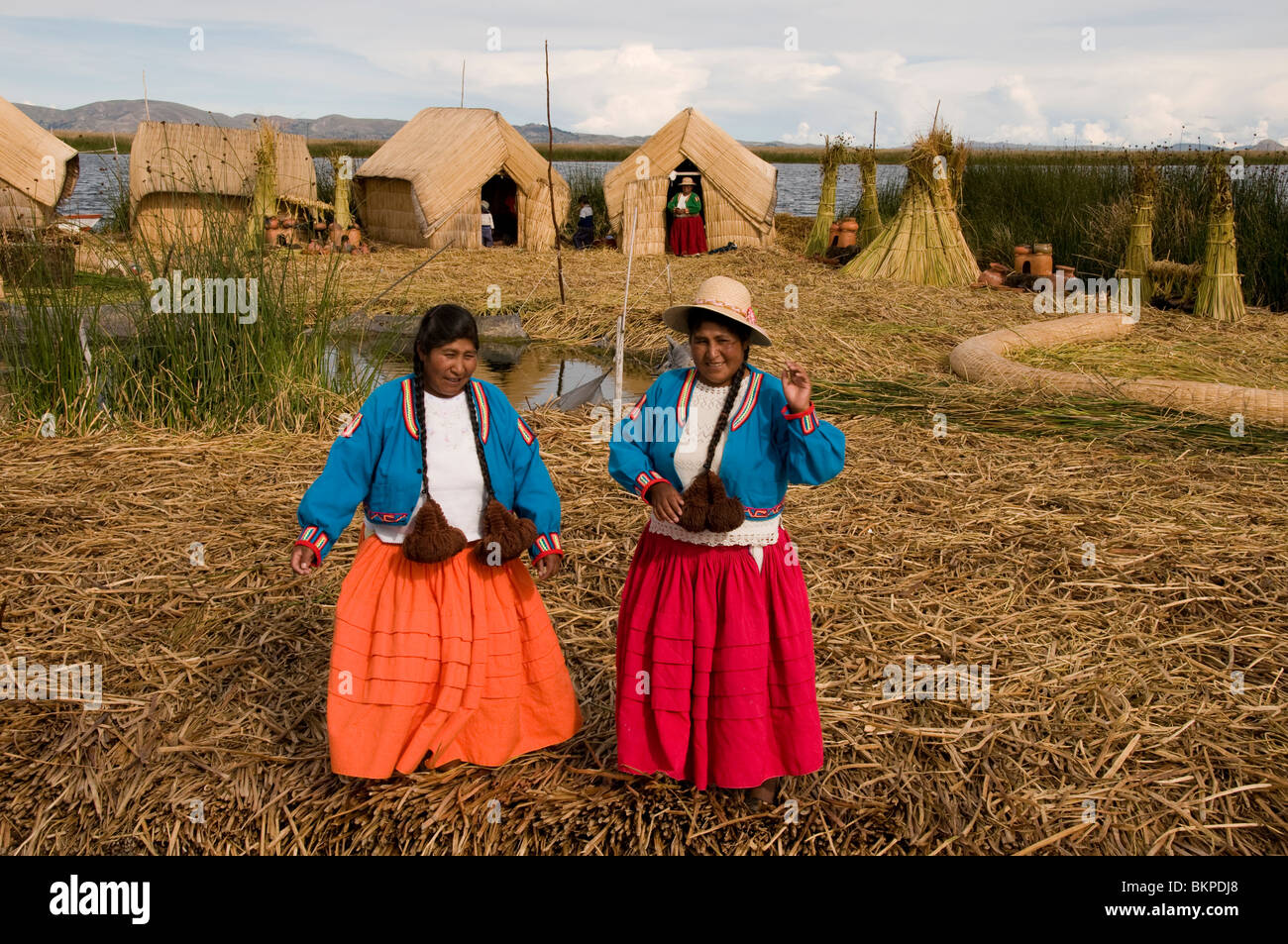 [Donne peruviane su Uros isole galleggianti, il lago Titicaca, Perù Foto Stock