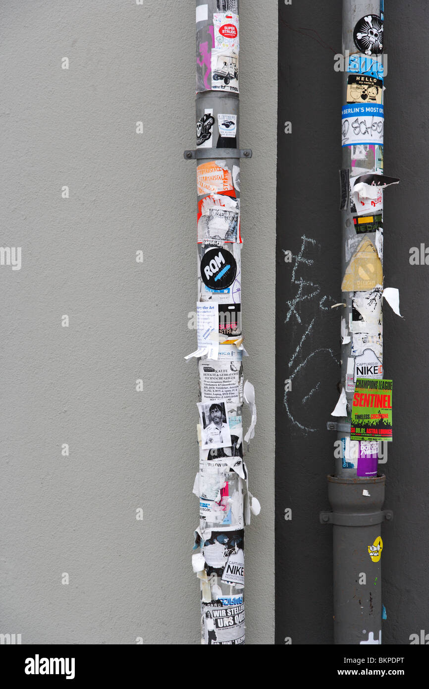 Adesivi sul sensore pioggia grondaia in Prenzlauer Berg di Berlino Foto Stock