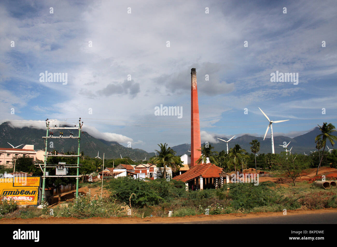 Le turbine eoliche e piastrelle forni di fabbrica nella zona rurale di thirunelveli,tamilnadu,l'india,asia Foto Stock