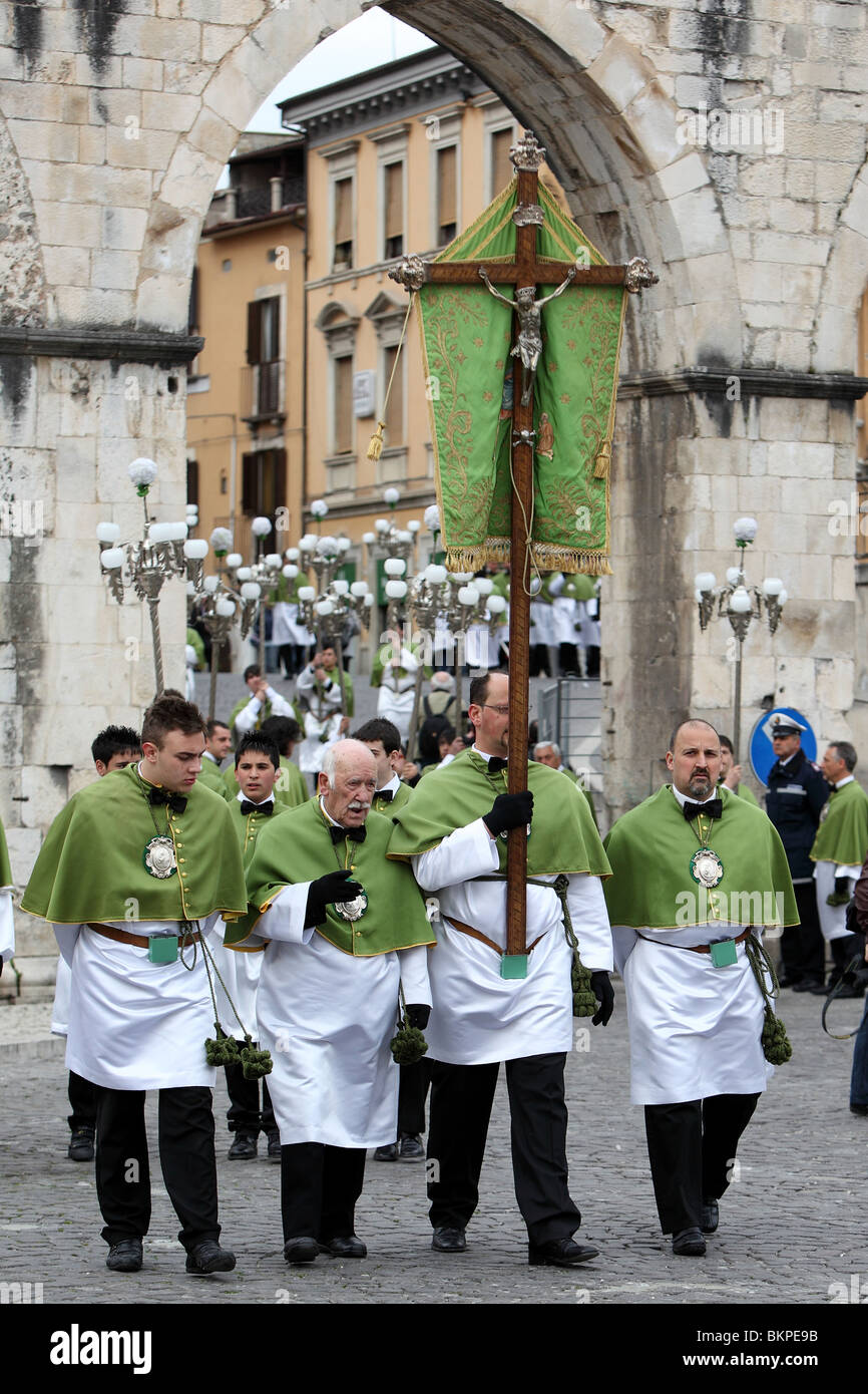 La domenica di Pasqua processione in Sulmona, Abruzzo, entra nella Piazza Garibaldi Foto Stock