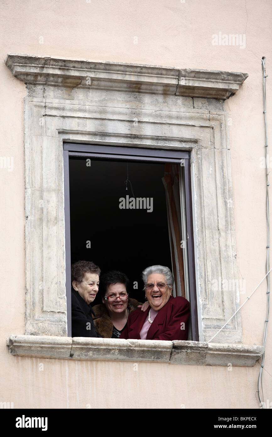 Tre donne italiane di godere di una vista in elevazione della Domenica di Pasqua processione in Sulmona, Abruzzo, Italia Foto Stock