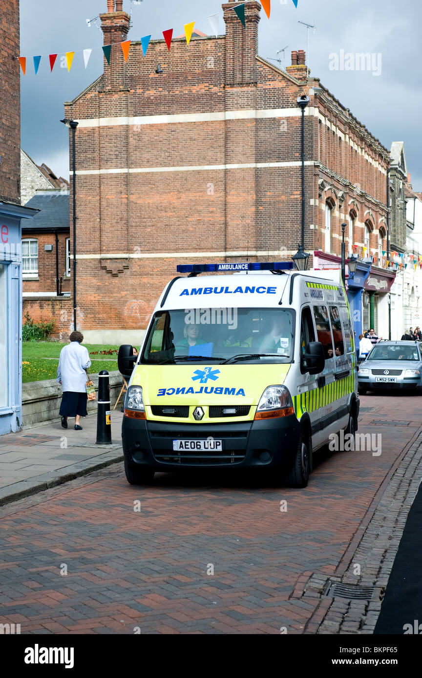 Un ambulanza guidando lungo una strada Foto Stock