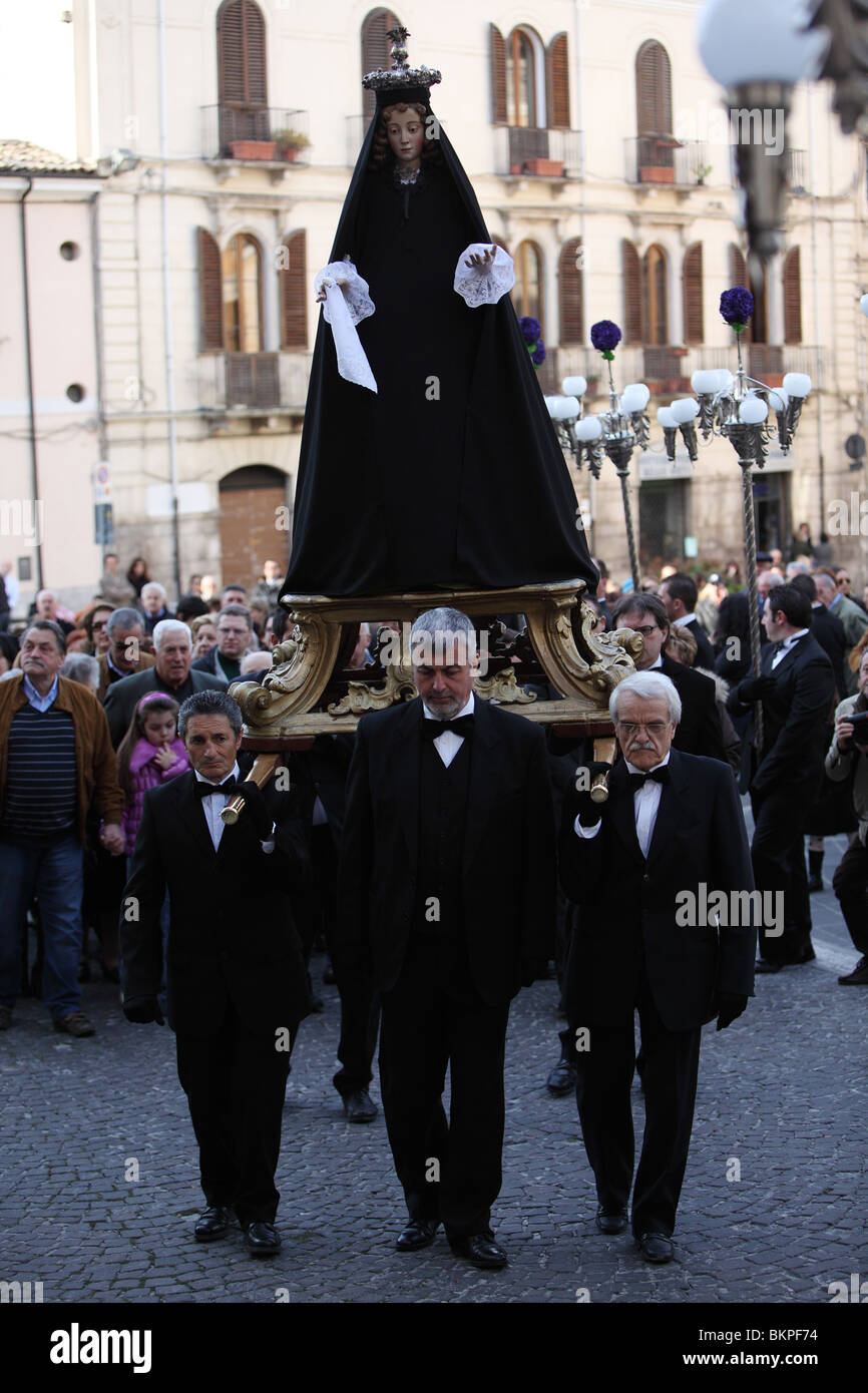 La statua della Madonna Nera è portato alla Chiesa di Santa Maria della Tomba di Sulmona, Abruzzo, Italia Il Venerdì Santo Foto Stock