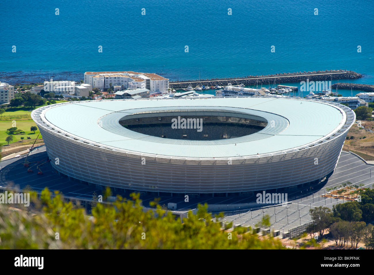 Vista del nuovo FIFA 2010 allo stadio di Green Point, Città del Capo con Table Bay in background. Foto Stock