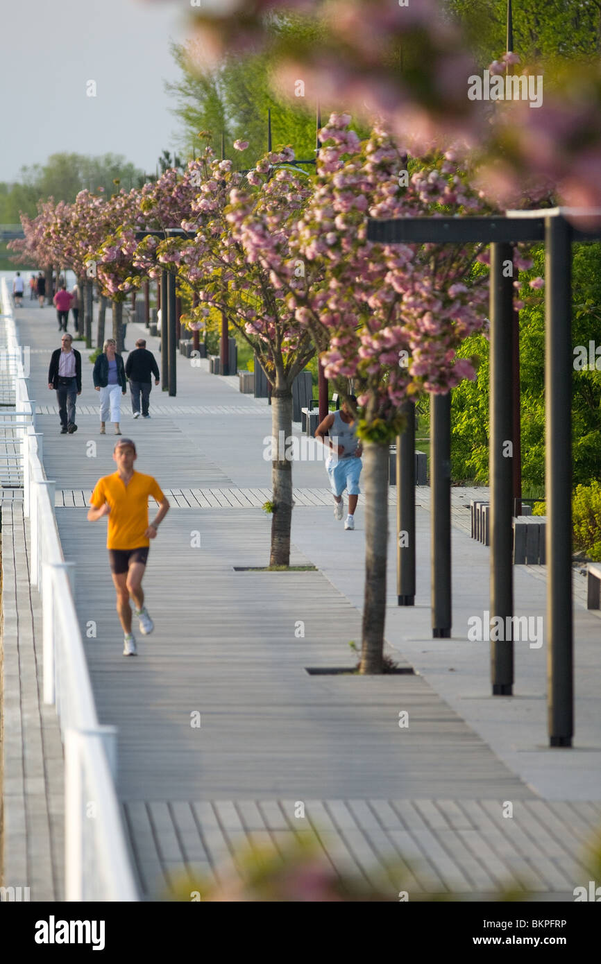 La prevista-out esplanade di Vichy per pedoni e per chi ama fare jogging (Francia). L'esplanade aménagée de Vichy pour piétons et joggeurs. Foto Stock