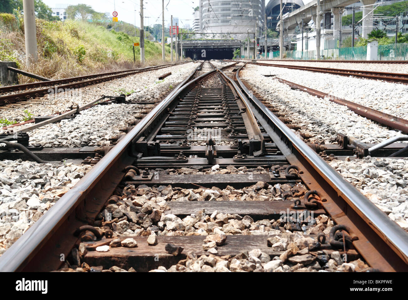 Una immagine di un binario ferroviario che conduce in una stazione ferroviaria. Foto Stock