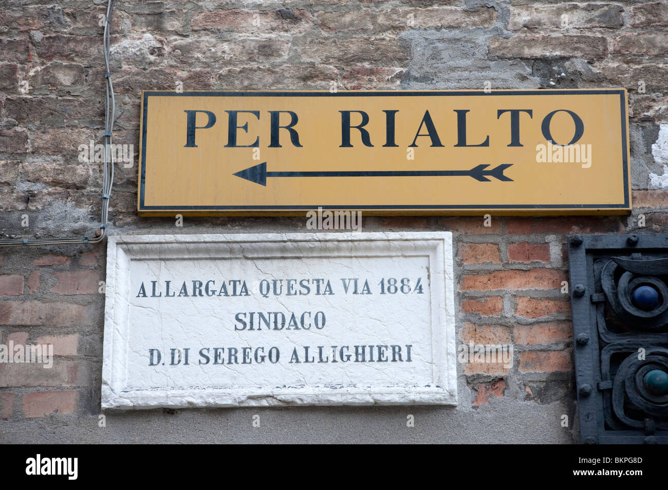 Segno di direzione verso il Ponte di Rialto a Venezia Italia Foto Stock