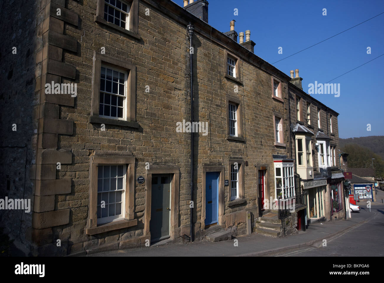 Case a schiera su per la collina di Church street Bakewell città di mercato nelle High Peak District Derbyshire England Regno Unito Foto Stock